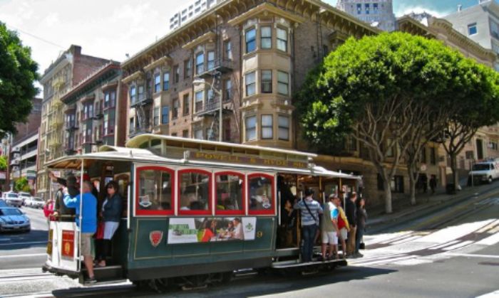 Cable car on way to Fisherman's Wharf