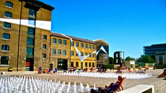 Deckchairs and fountains in Granary Square